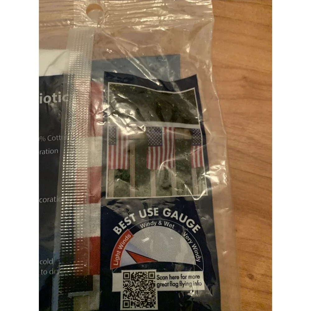 U.S. Patriotic Theme Garland with 12 Flags & Grommets 8x12 IN